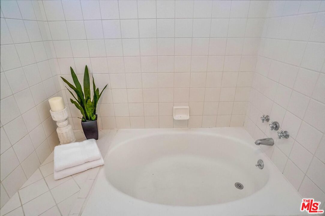930 N Wetherly Dr Unit: 302