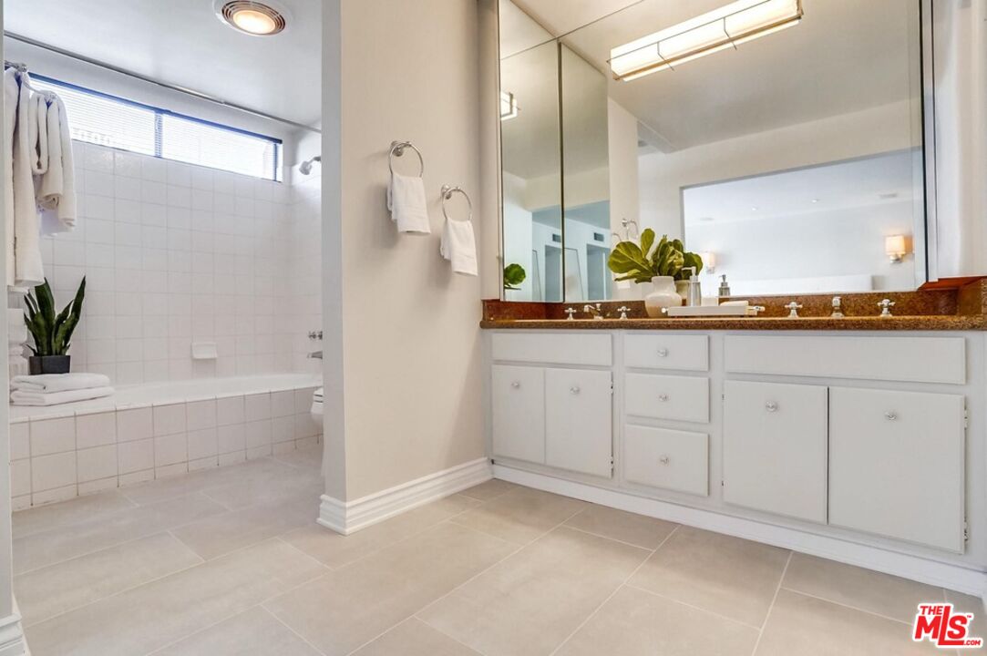 930 N Wetherly Dr Unit: 302