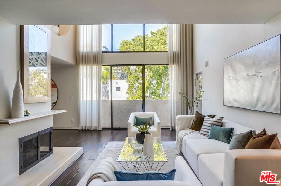 930 N Wetherly Dr Unit: 302