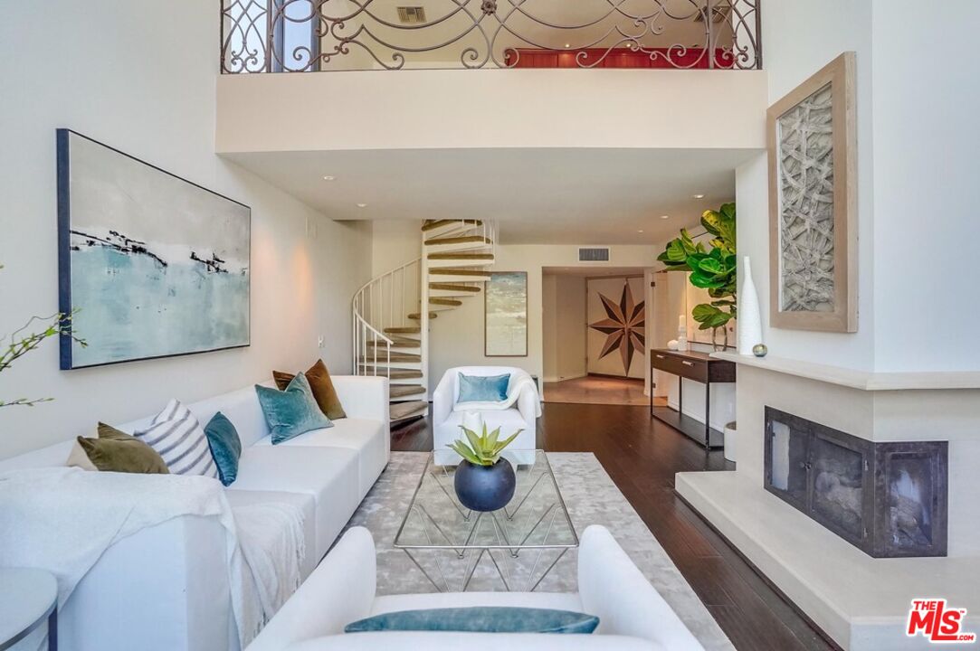 930 N Wetherly Dr Unit: 302