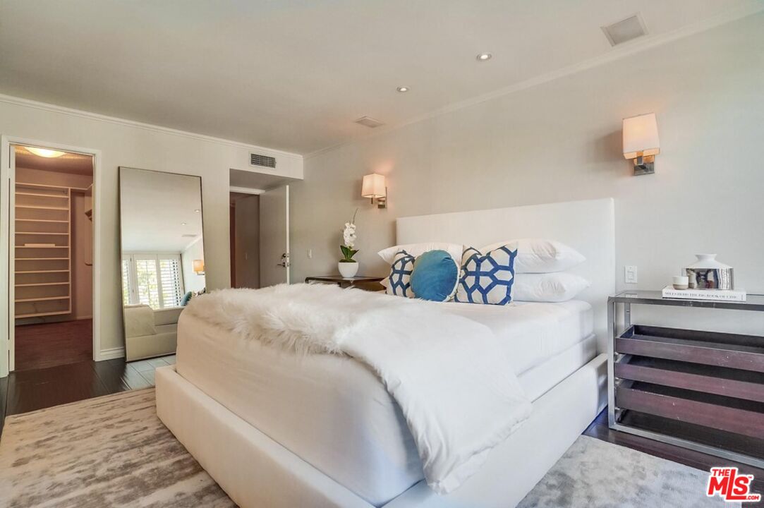 930 N Wetherly Dr Unit: 302