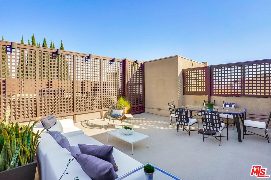 930 N Wetherly Dr Unit: 302