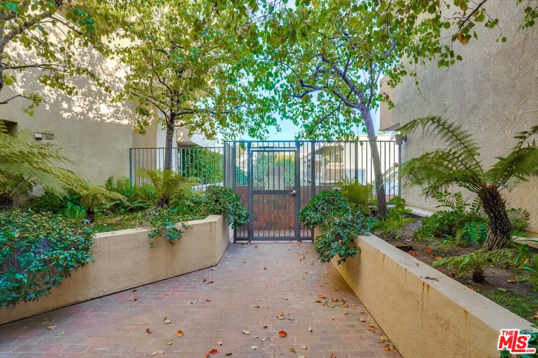 930 N Wetherly Dr Unit: 302