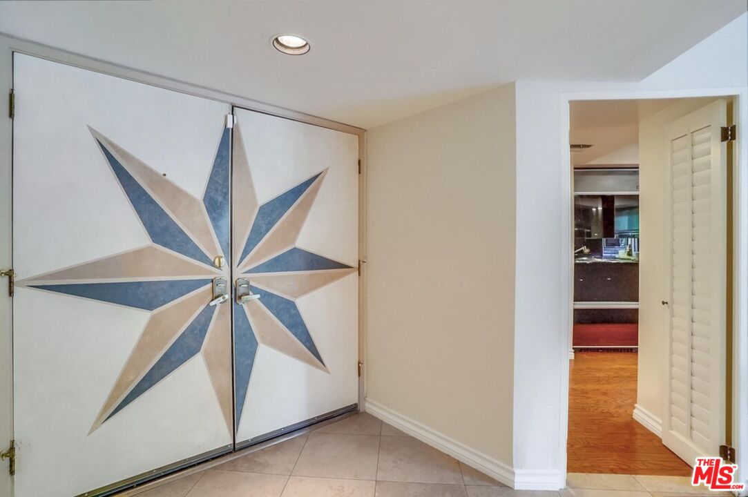 930 N Wetherly Dr Unit: 302