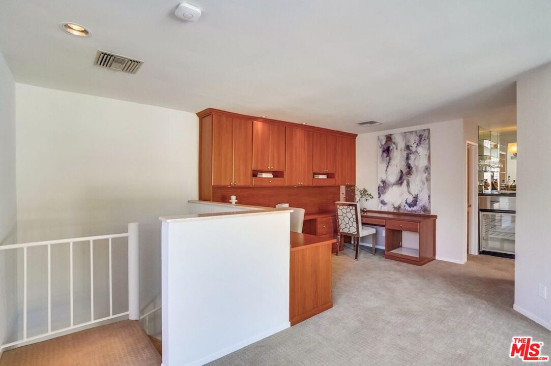 930 N Wetherly Dr Unit: 302