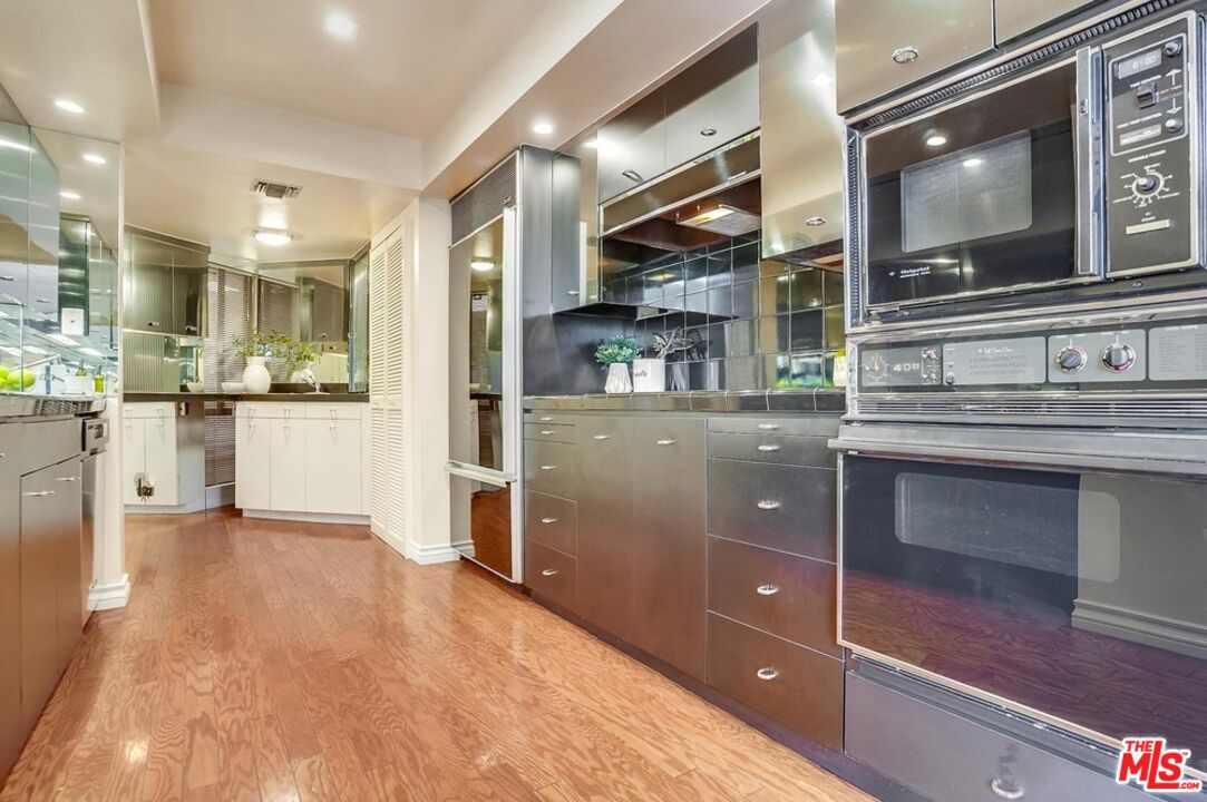 930 N Wetherly Dr Unit: 302