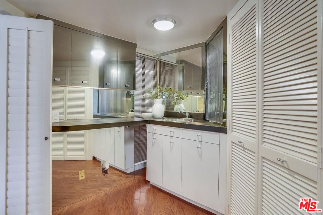 930 N Wetherly Dr Unit: 302