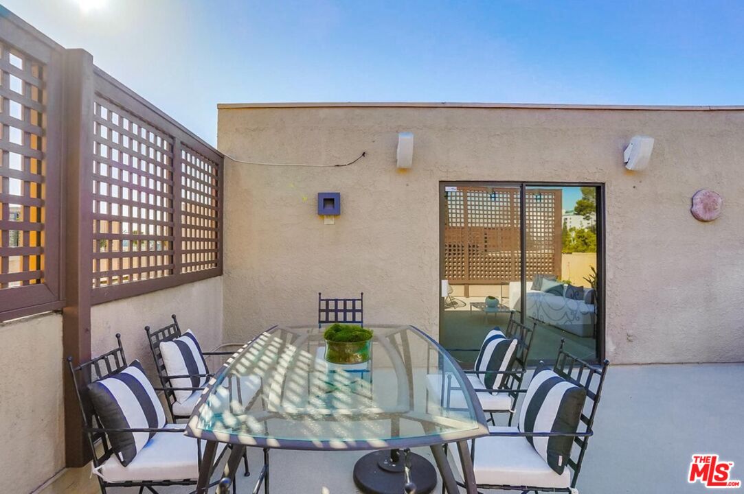 930 N Wetherly Dr Unit: 302