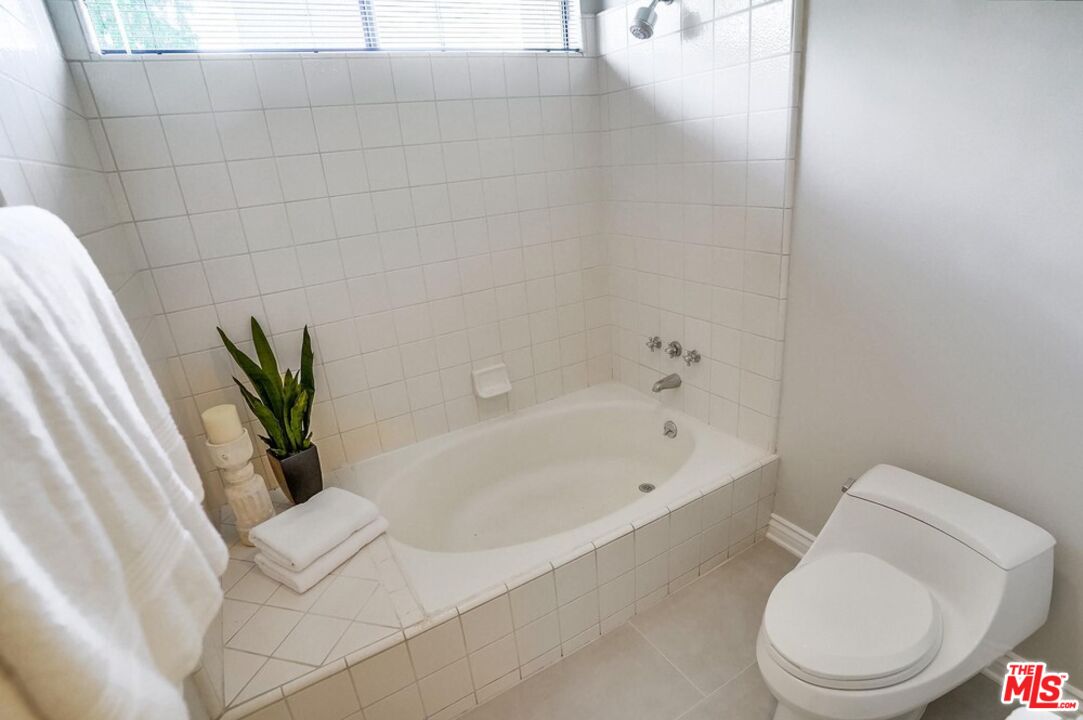 930 N Wetherly Dr Unit: 302