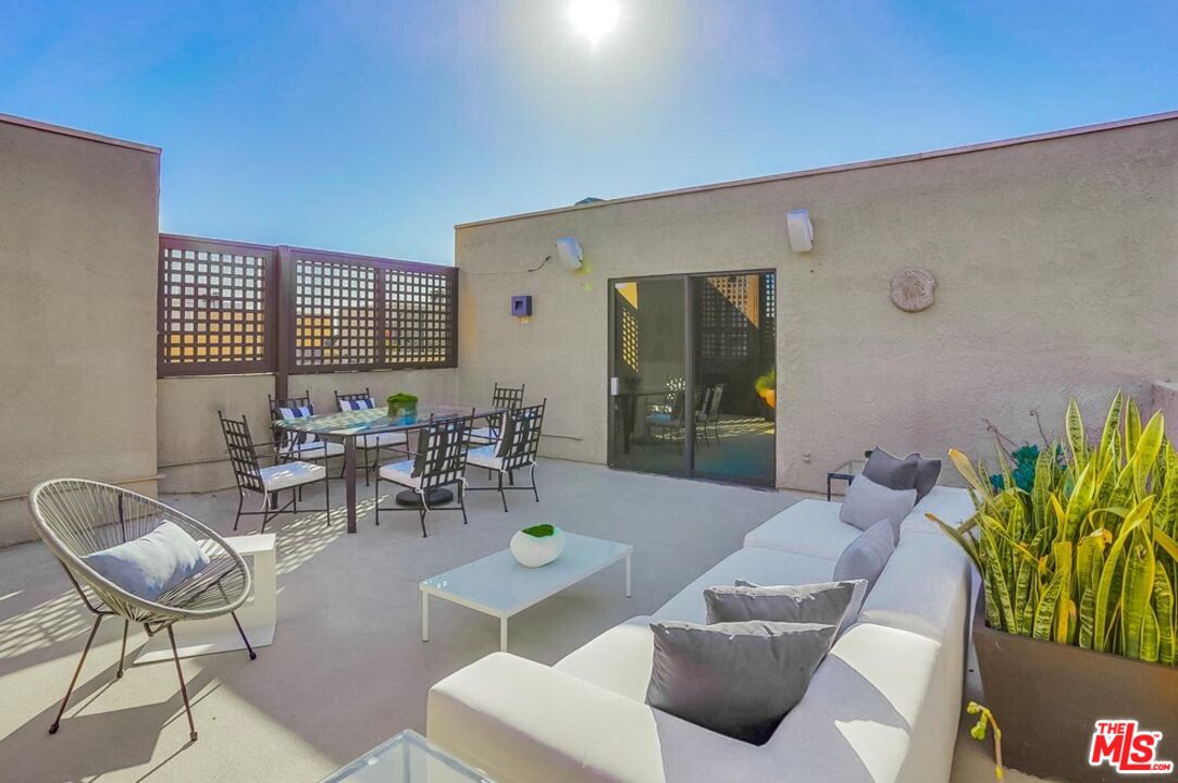 930 N Wetherly Dr Unit: 302