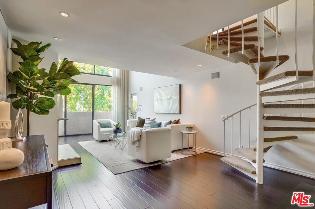 930 N Wetherly Dr Unit: 302