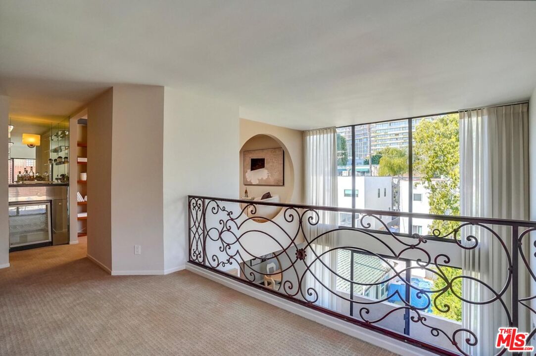 930 N Wetherly Dr Unit: 302