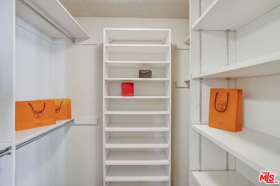 930 N Wetherly Dr Unit: 302