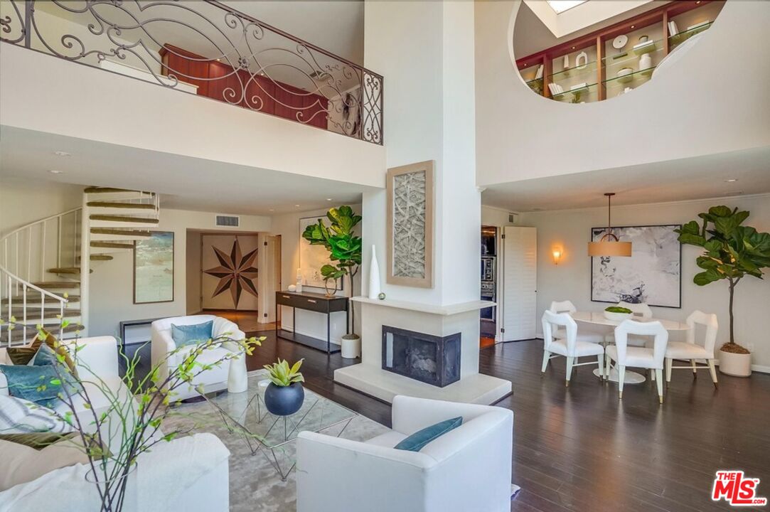 930 N Wetherly Dr Unit: 302