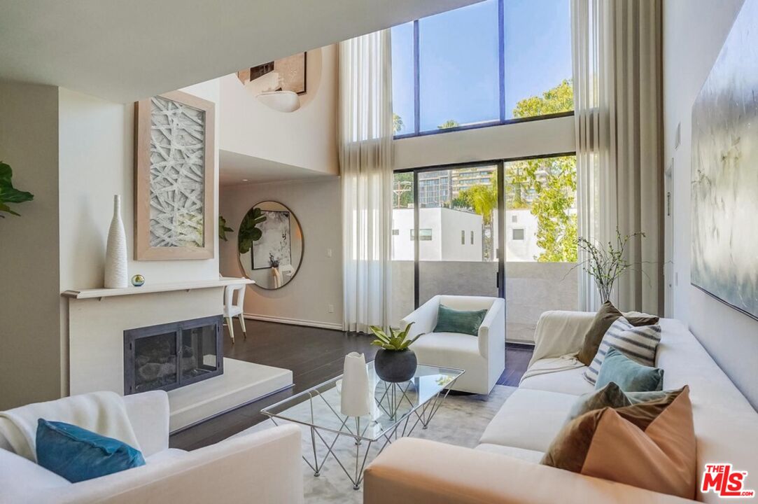 930 N Wetherly Dr Unit: 302