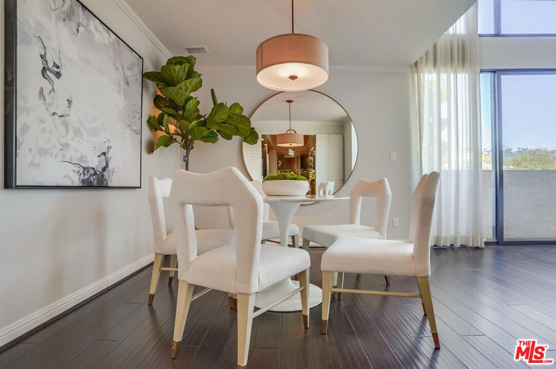 930 N Wetherly Dr Unit: 302