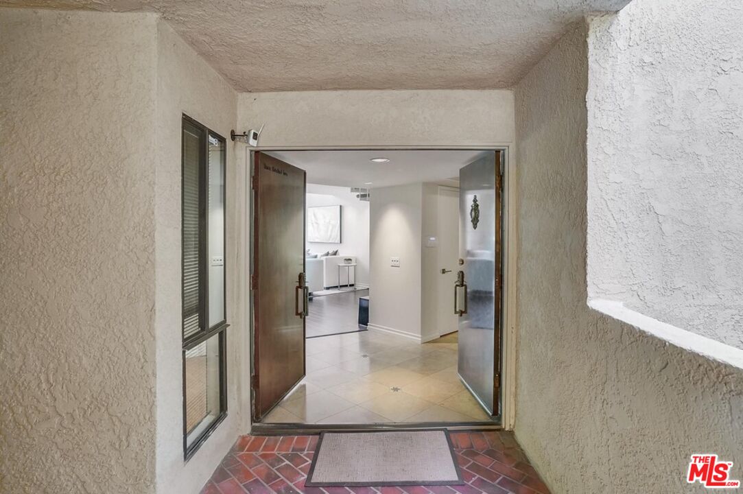 930 N Wetherly Dr Unit: 302