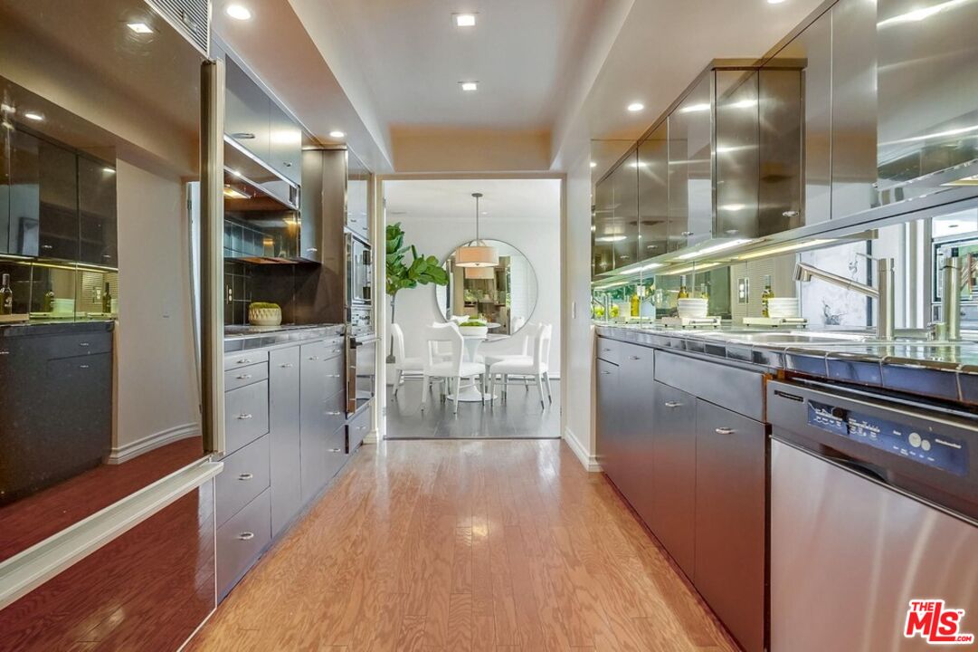 930 N Wetherly Dr Unit: 302