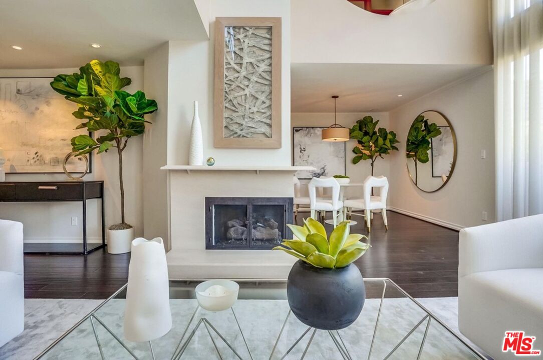 930 N Wetherly Dr Unit: 302