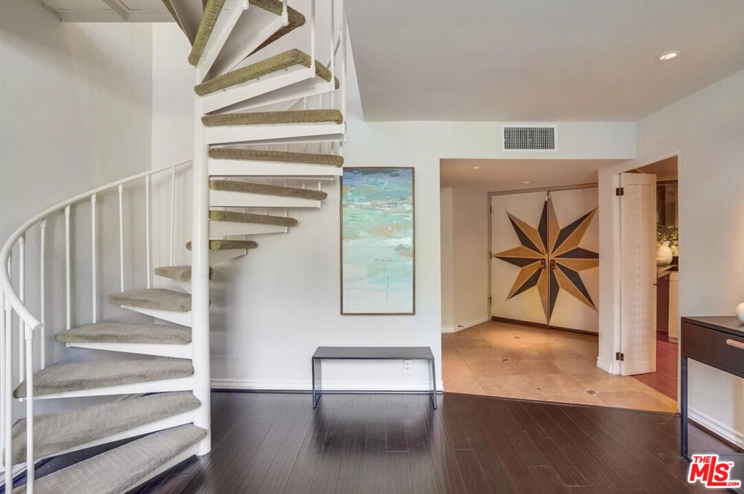 930 N Wetherly Dr Unit: 302
