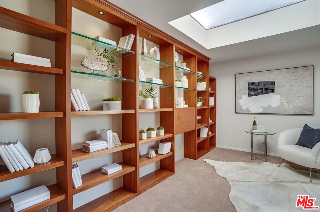 930 N Wetherly Dr Unit: 302