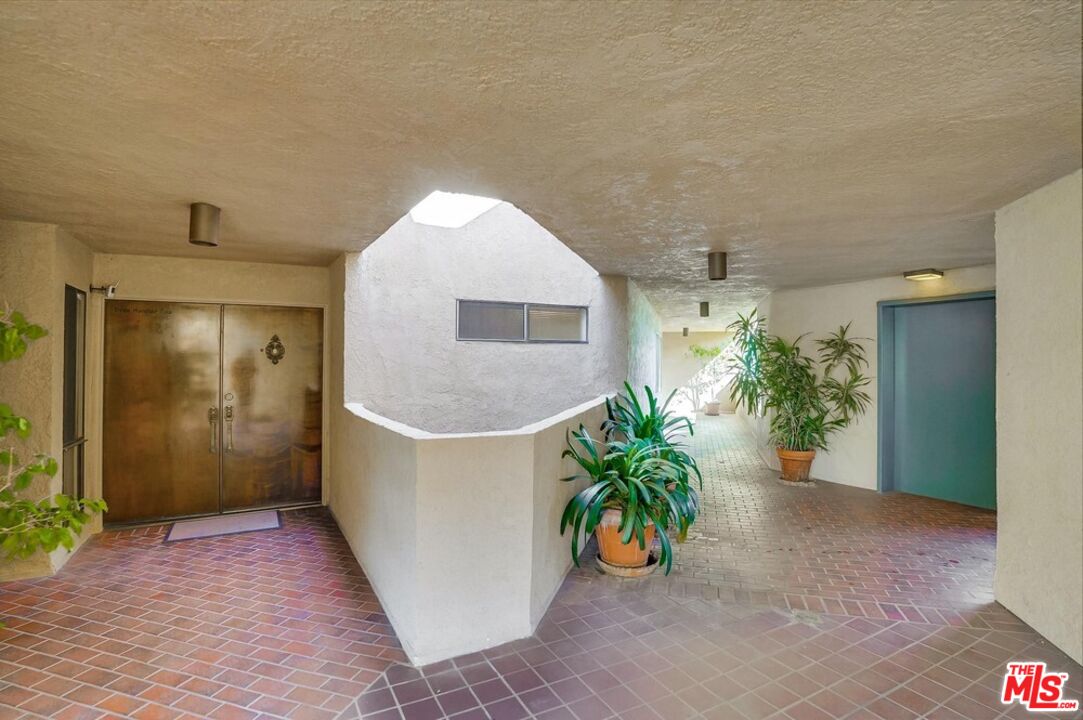 930 N Wetherly Dr Unit: 302