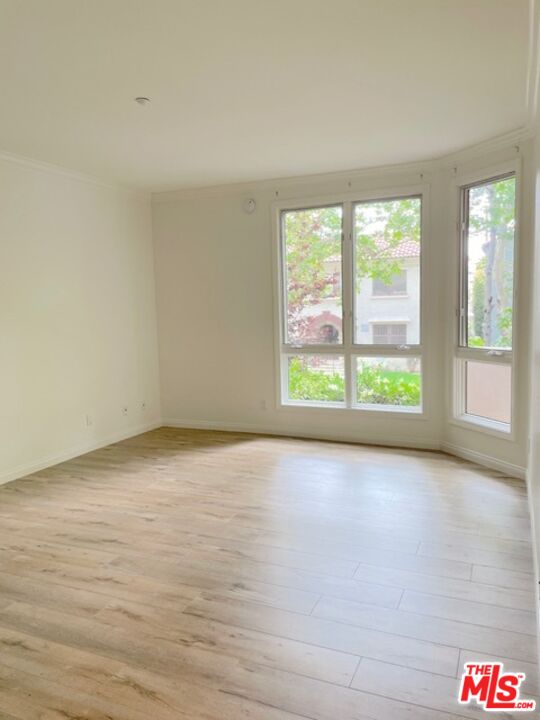 121 N Almont Dr Unit: 203