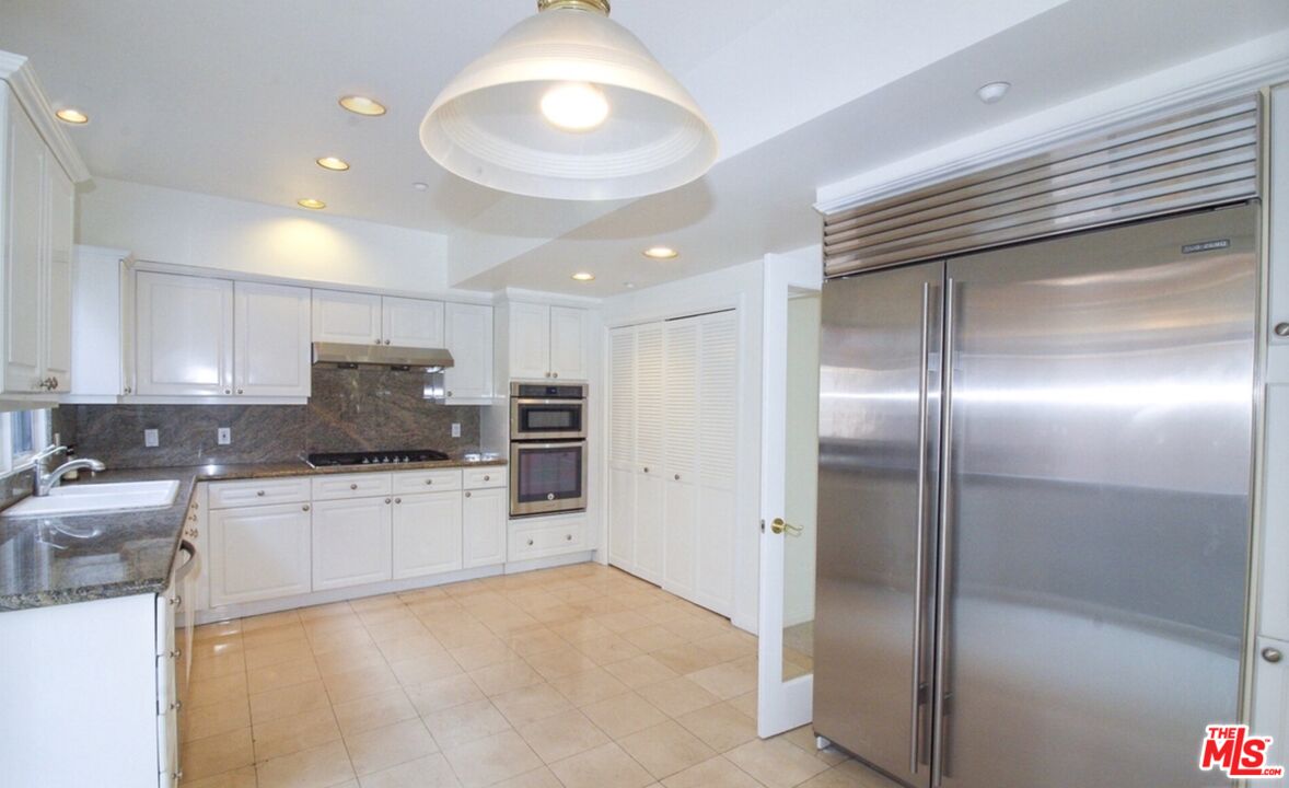 121 N Almont Dr Unit: 203