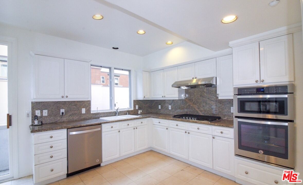 121 N Almont Dr Unit: 203