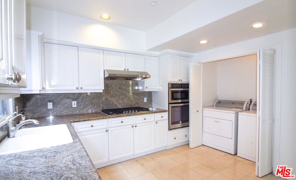 121 N Almont Dr Unit: 203