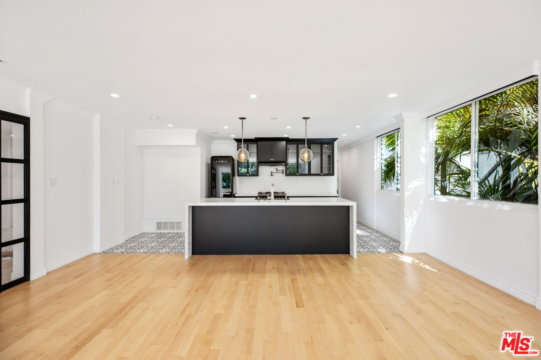 440 S Roxbury Dr Unit: 101