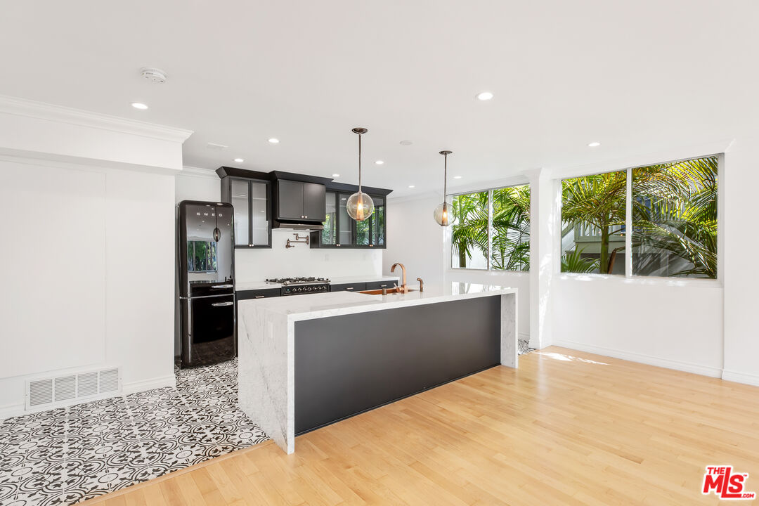 440 S Roxbury Dr Unit: 101