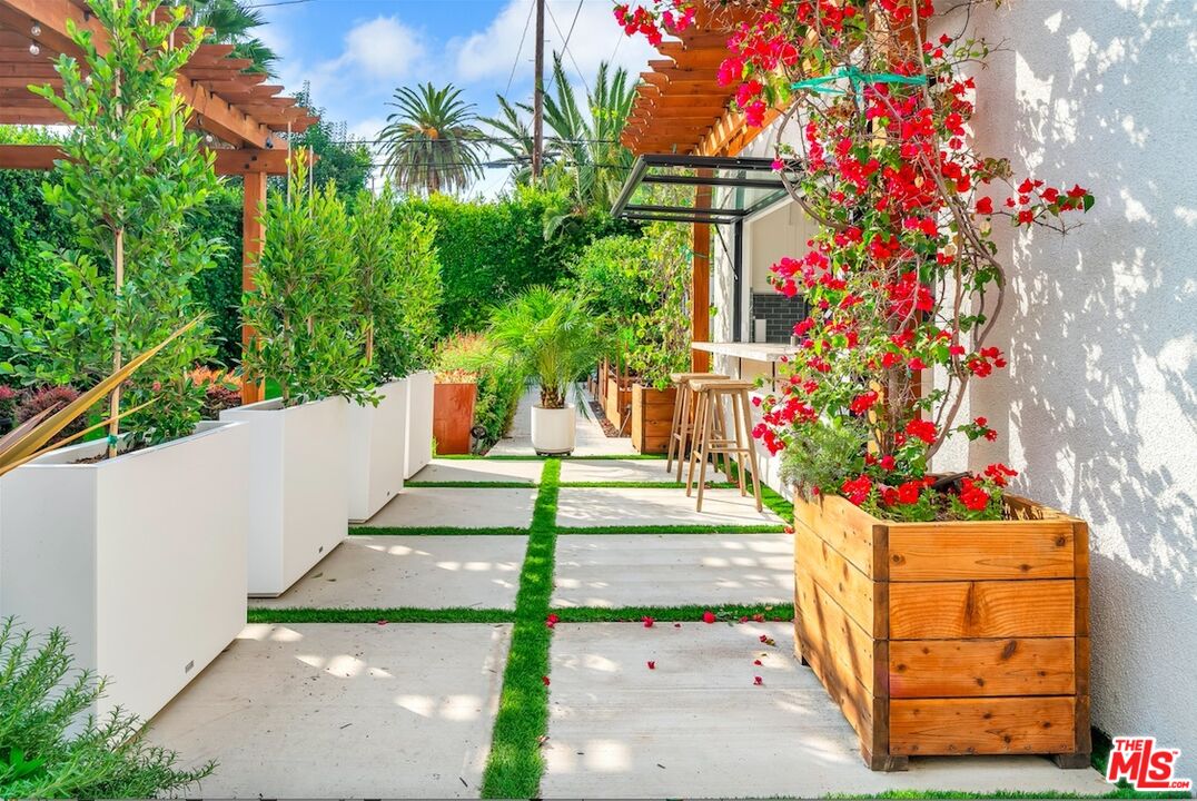 3035 Edgehill Dr Unit: ADU