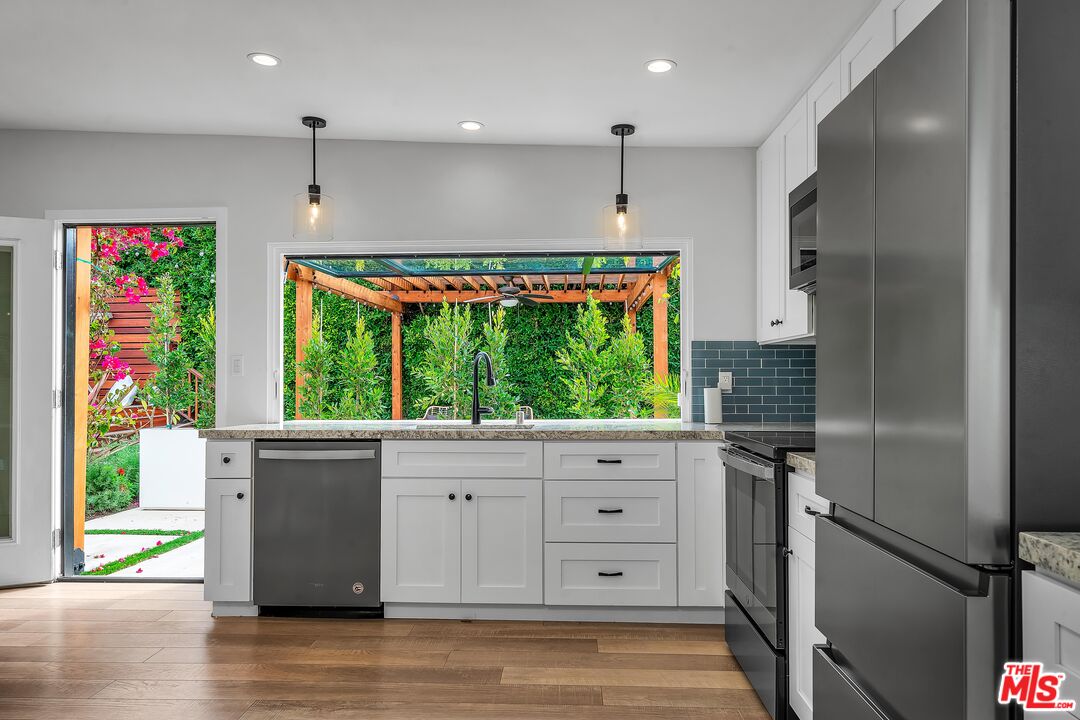 3035 Edgehill Dr Unit: ADU