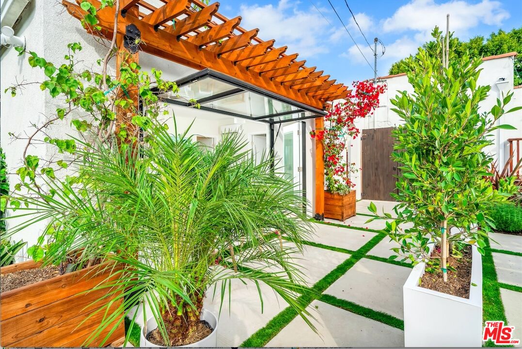 3035 Edgehill Dr Unit: ADU