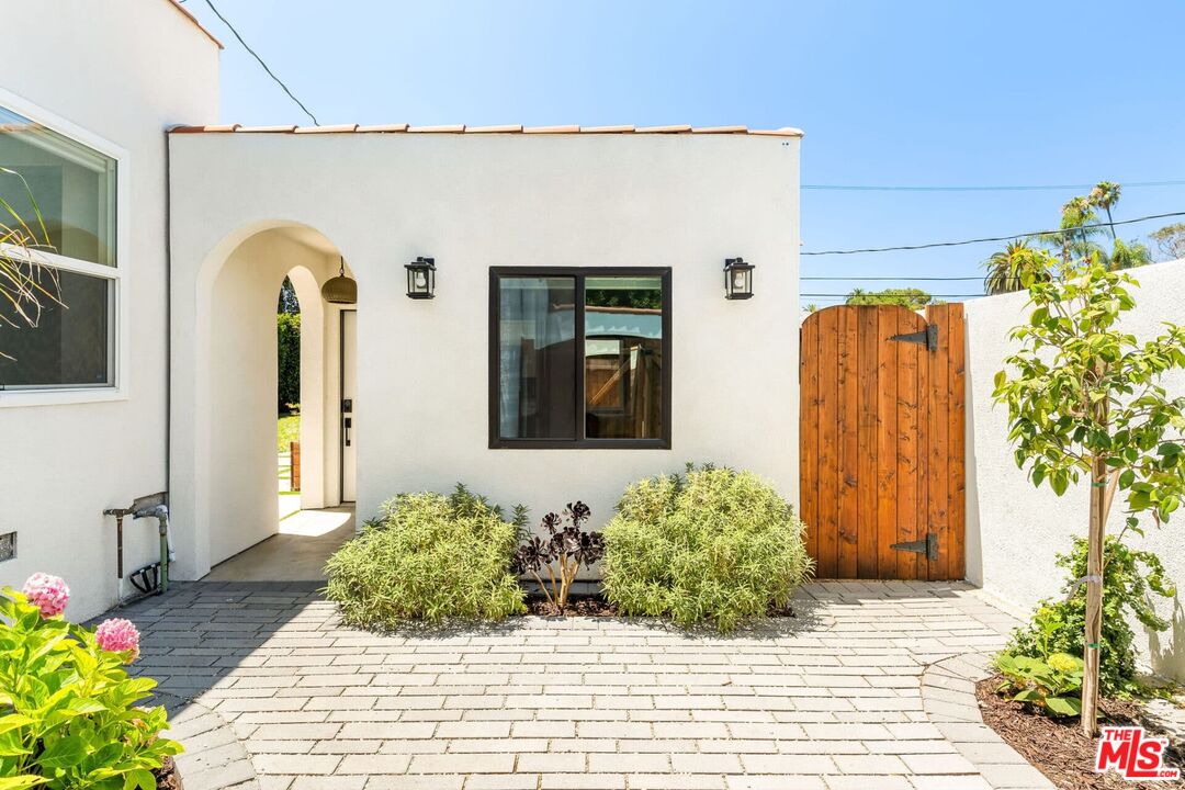 3035 Edgehill Dr Unit: ADU