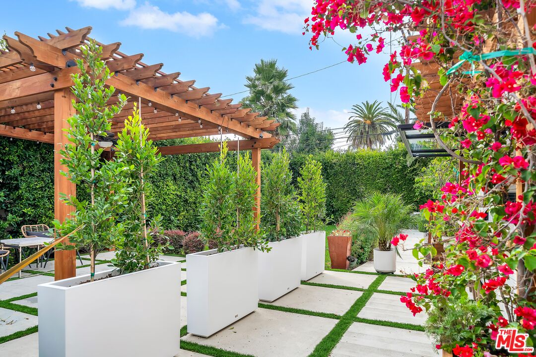 3035 Edgehill Dr Unit: ADU