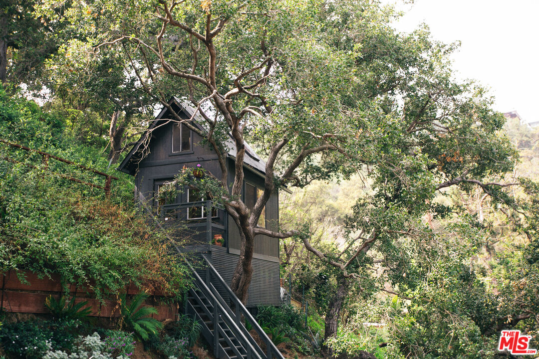 8831 Lookout Mountain Ave