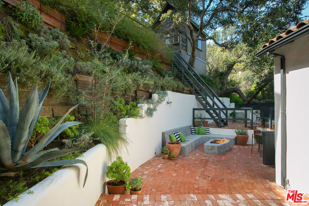 8831 Lookout Mountain Ave