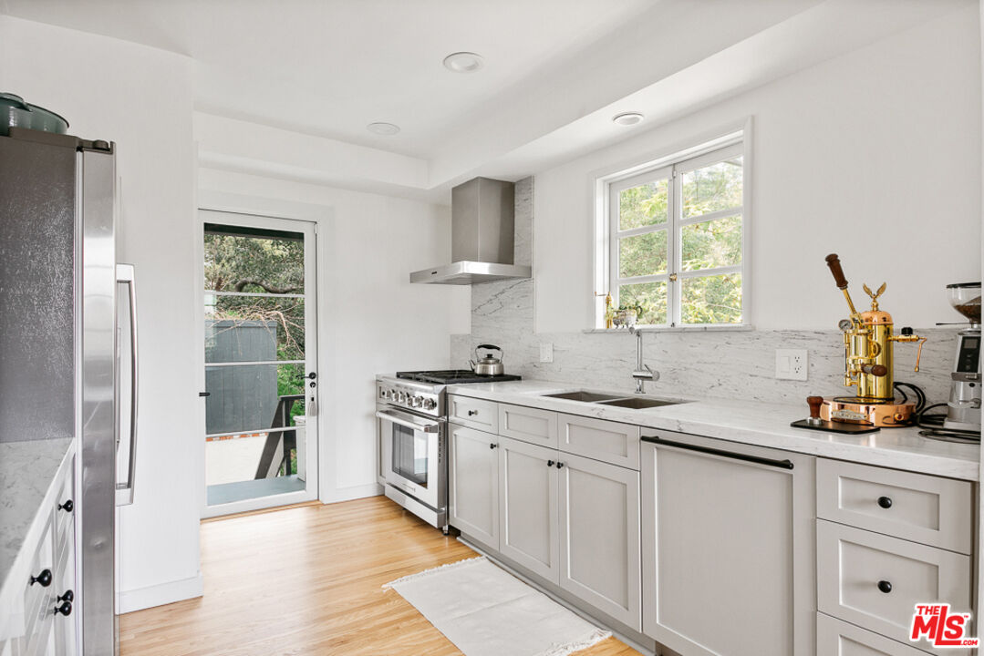 8831 Lookout Mountain Ave