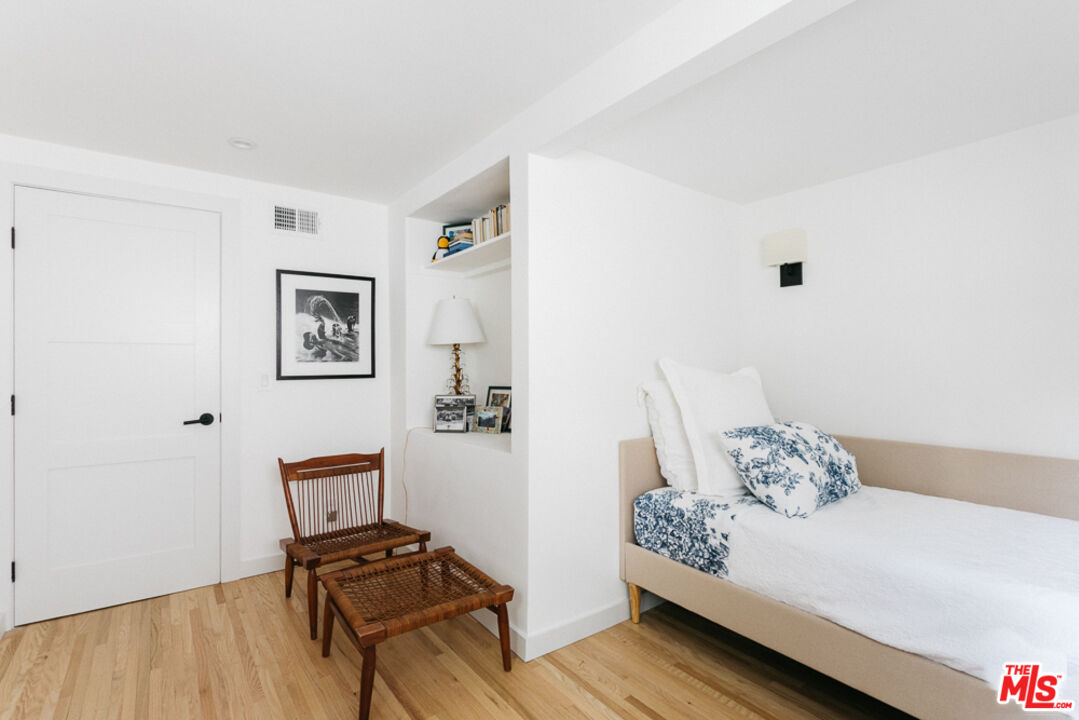 8831 Lookout Mountain Ave