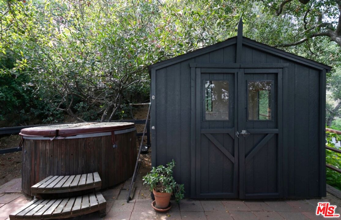 8831 Lookout Mountain Ave