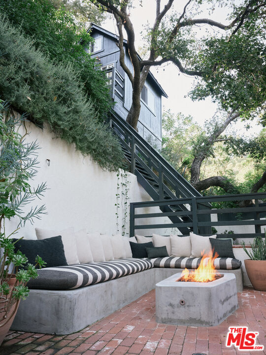 8831 Lookout Mountain Ave