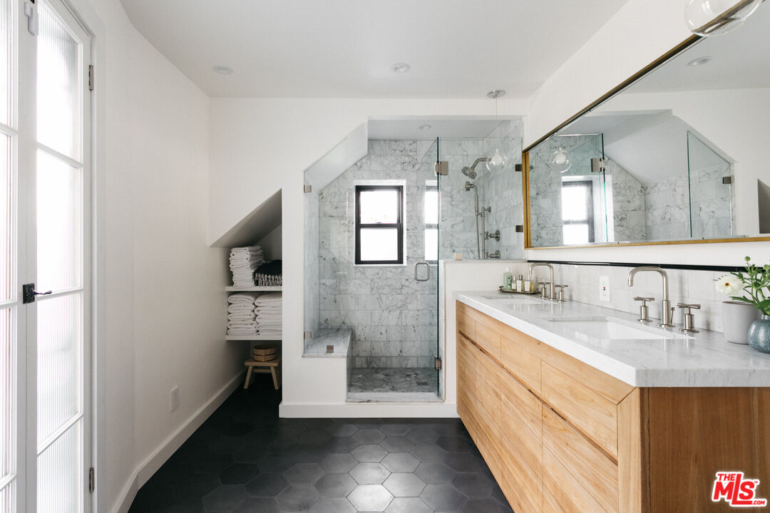 8831 Lookout Mountain Ave