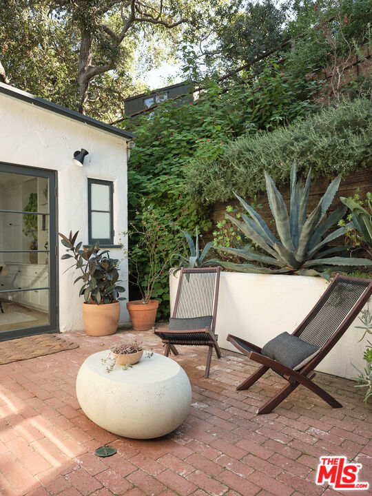 8831 Lookout Mountain Ave