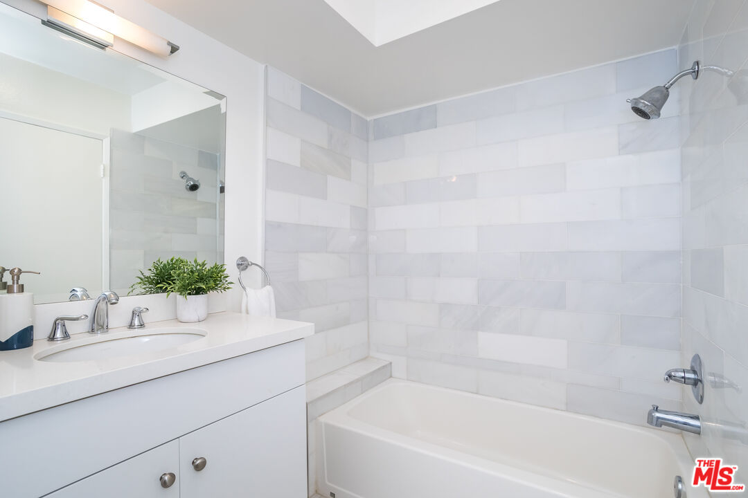 9000 Cynthia St Unit: 404