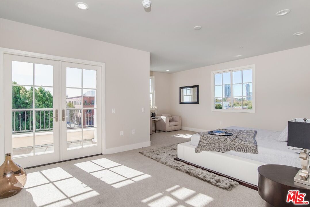 313 S Reeves Dr Unit: 102