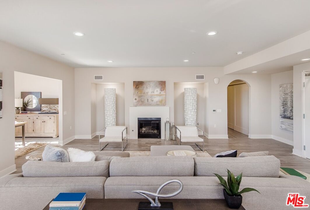 313 S Reeves Dr Unit: 102