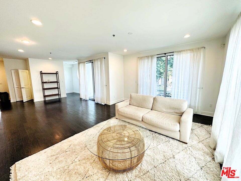 817 N Alfred St Unit: 206