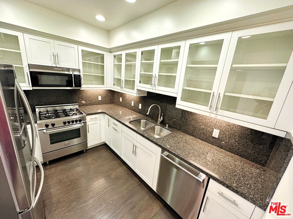 817 N Alfred St Unit: 206